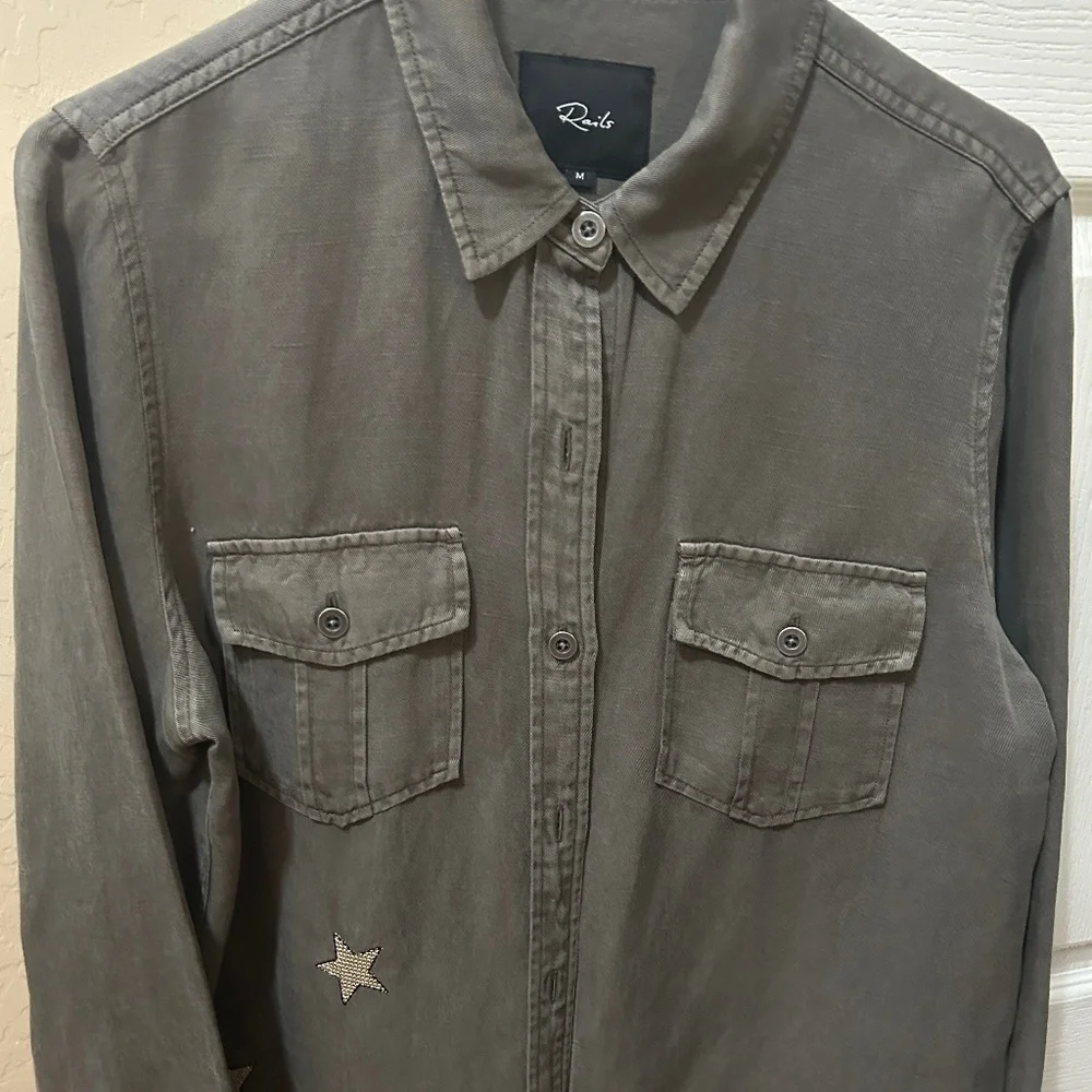 LIKE NEW! Women's Rails Loren - Gray Button down w/Stars - MEDIUM - Picture 4 of 10